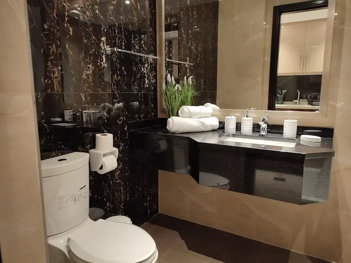 Дубай: Whitesage - Sleek Studio With Canal View Near Metro