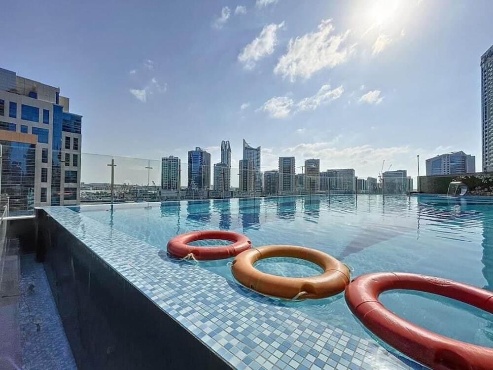 Дубай: Whitesage - Sleek Studio With Canal View Near Metro