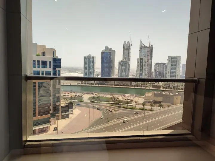 Дубай: Whitesage - Sleek Studio With Canal View Near Metro