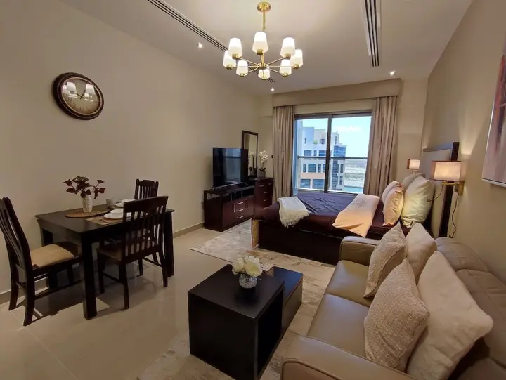 Дубай: Whitesage - Sleek Studio With Canal View Near Metro