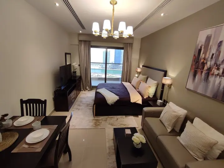 Дубай: Whitesage - Sleek Studio With Canal View Near Metro