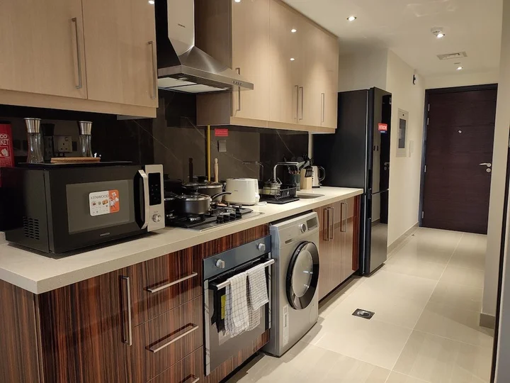 Дубай: Whitesage - Sleek Studio With Canal View Near Metro