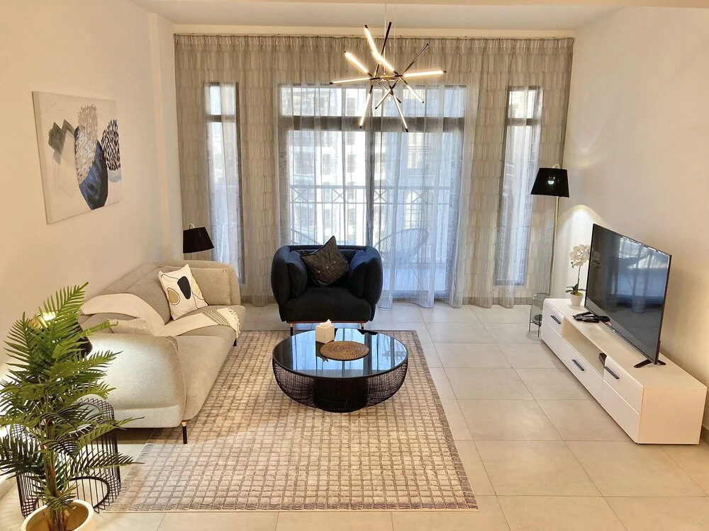 Дубай: SuperHost - Lavish Condo with Burj View, Steps From Sea