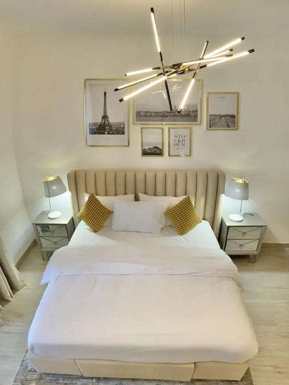 Дубай: SuperHost - Lavish Condo with Burj View, Steps From Sea