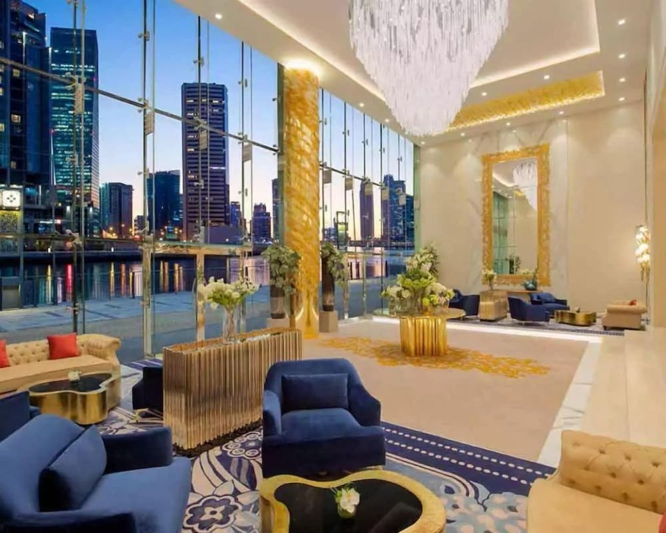 Дубай: Stunning 2BR with Balcony-Canal View