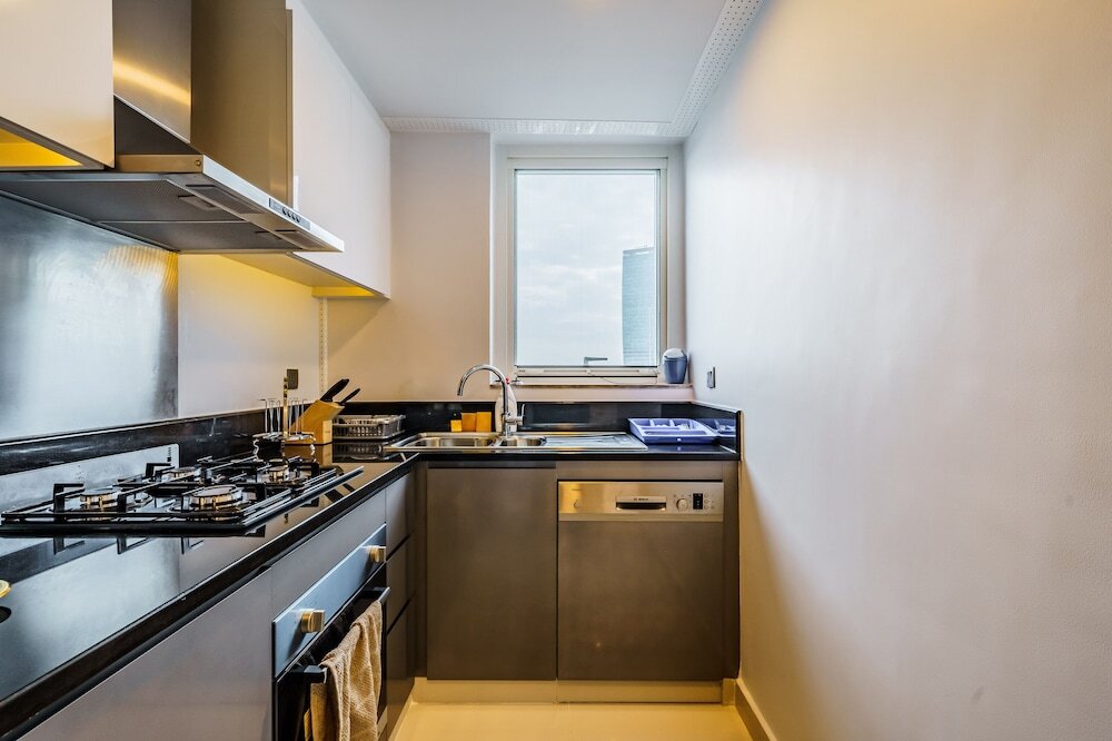 Дубай: Stunning 2BR with Balcony-Canal View