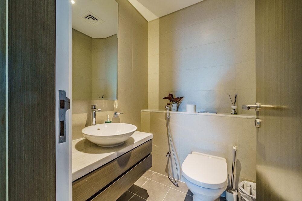 Дубай: Stunning 2BR with Balcony-Canal View