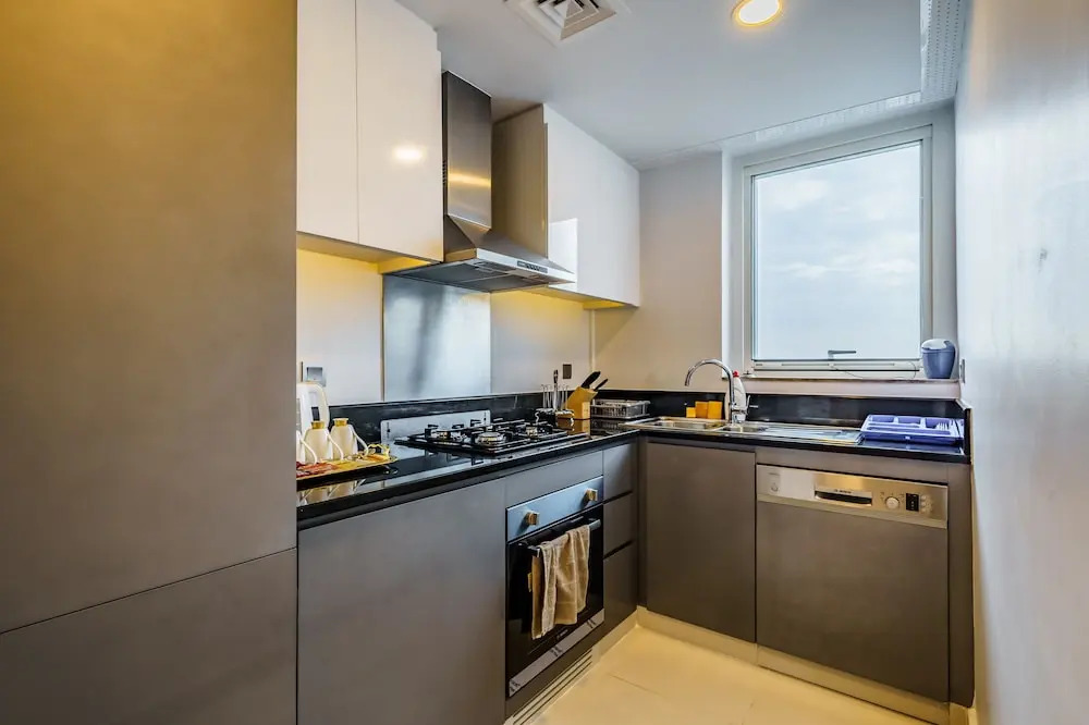 Дубай: Stunning 2BR with Balcony-Canal View