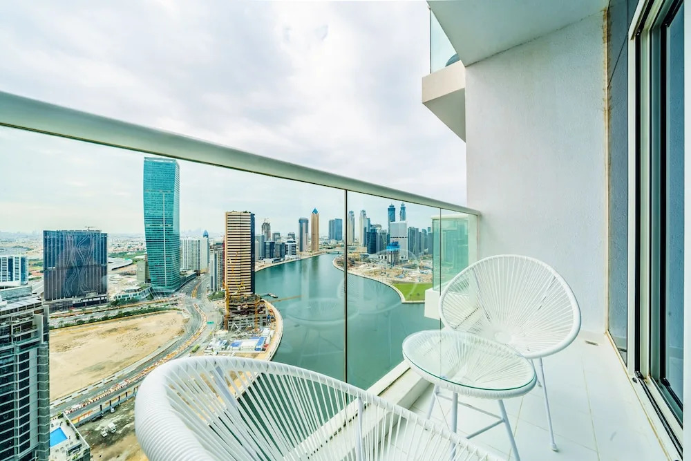 Дубай: Stunning 2BR with Balcony-Canal View