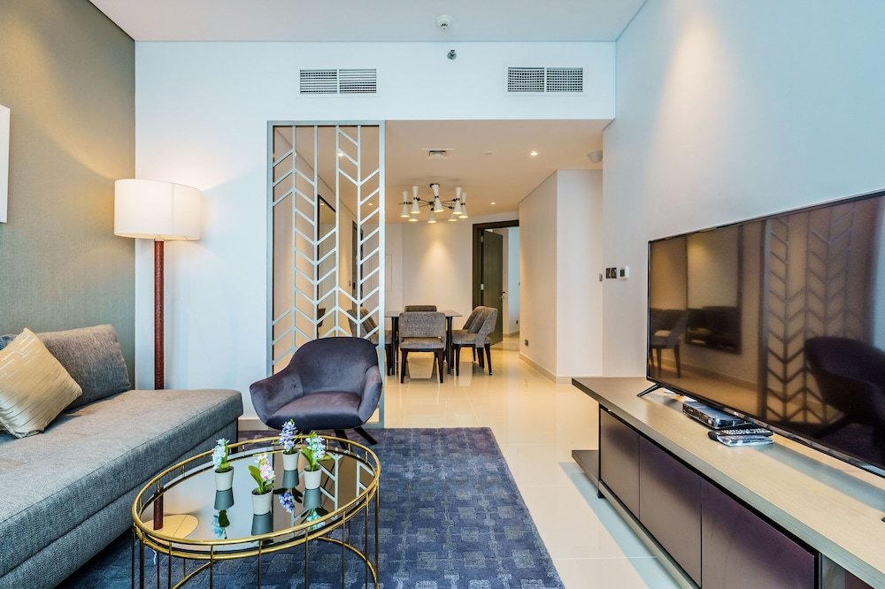 Дубай: Stunning 2BR with Balcony-Canal View