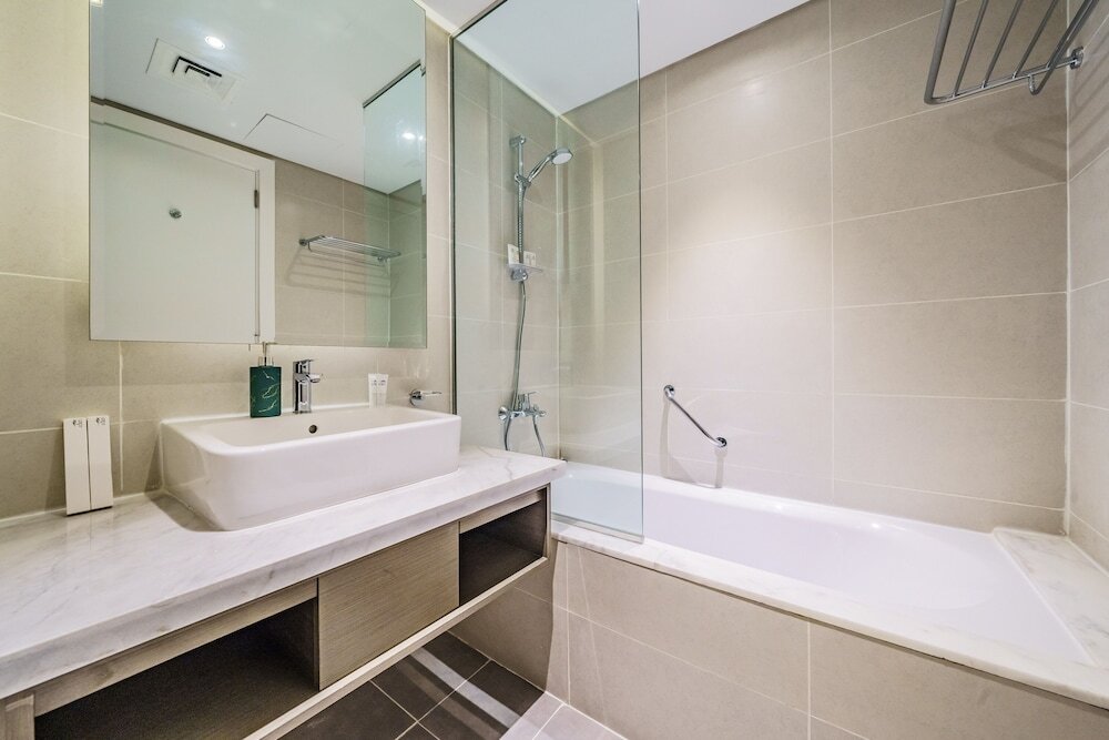 Дубай: Stunning 2BR with Balcony-Canal View