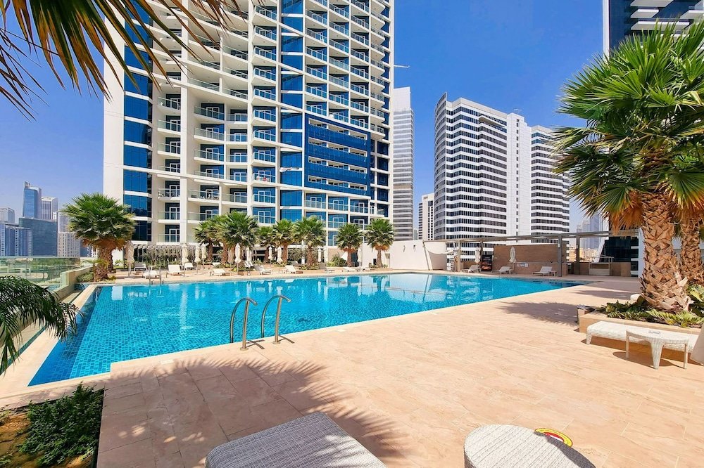 Дубай: Stunning 2BR with Balcony-Canal View