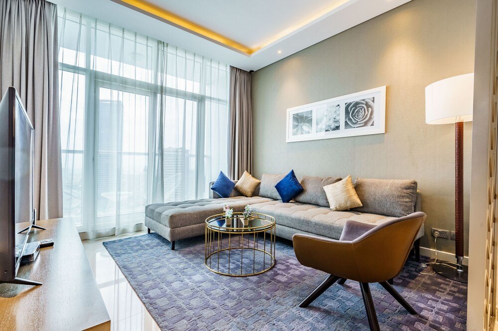 Дубай: Stunning 2BR with Balcony-Canal View