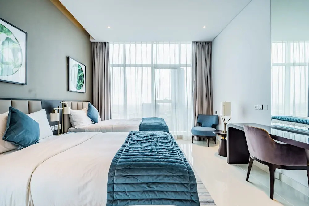 Дубай: Stunning 2BR with Balcony-Canal View