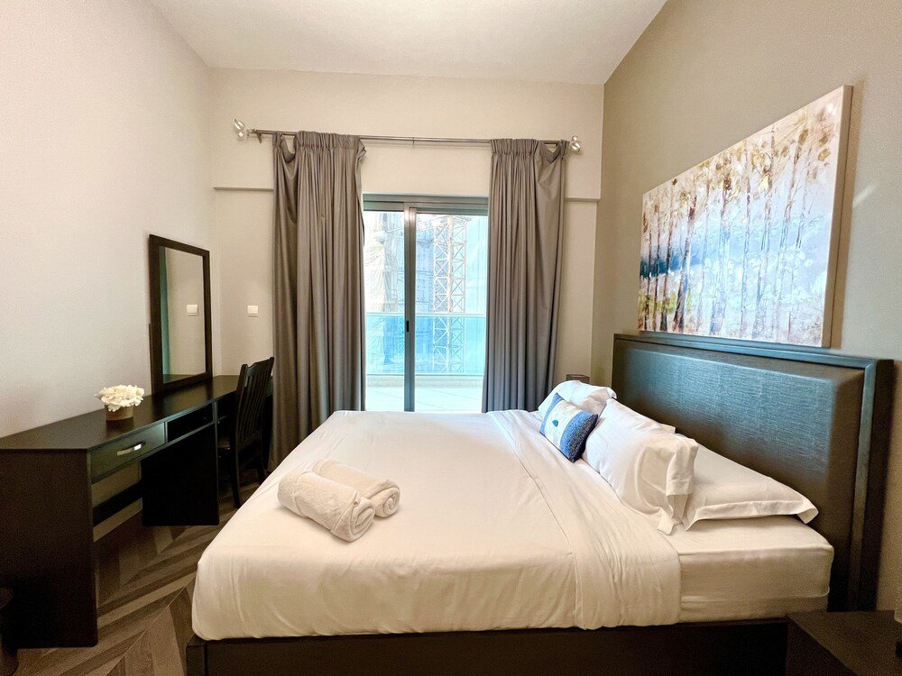 Дубай: SuperHost - Spacious Apartment In Business Bay With Canal View