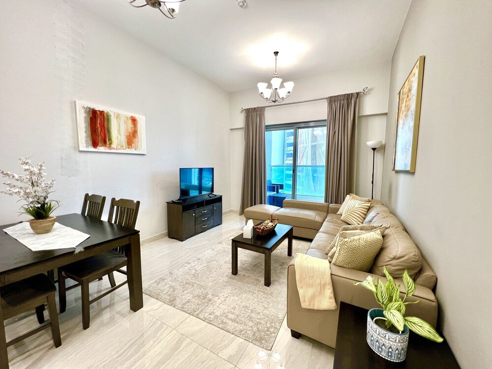 Дубай: SuperHost - Spacious Apartment In Business Bay With Canal View