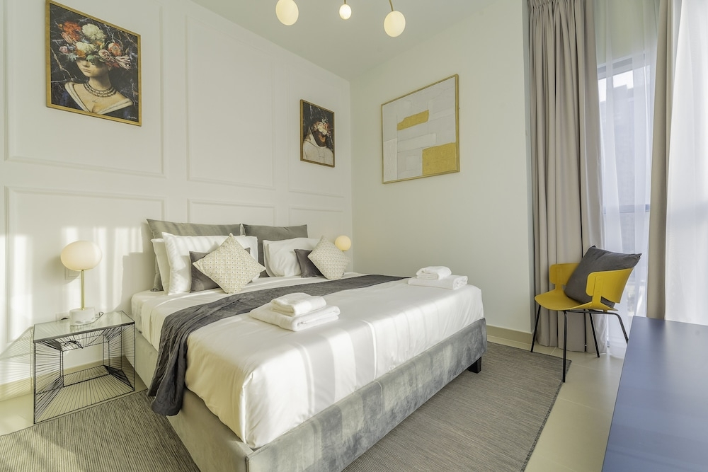 Дубай: Nouveau Art Deco 3BR with Burj & Canal Views