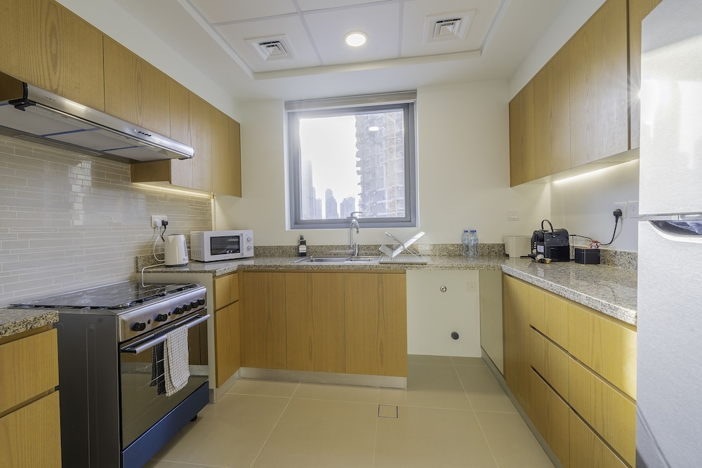 Дубай: Nouveau Art Deco 3BR with Burj & Canal Views