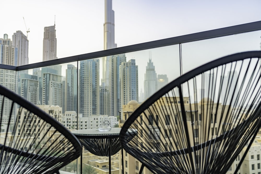 Дубай: Nouveau Art Deco 3BR with Burj & Canal Views