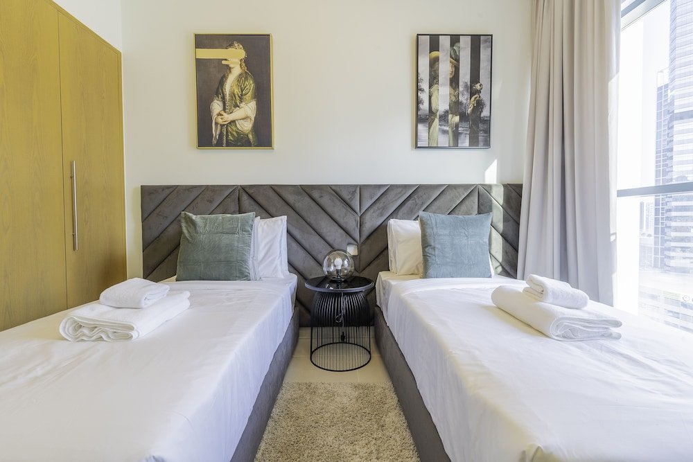 Дубай: Nouveau Art Deco 3BR with Burj & Canal Views