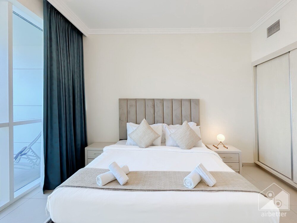 Дубай: Luxurious 1B Seaview Apartment in JBR