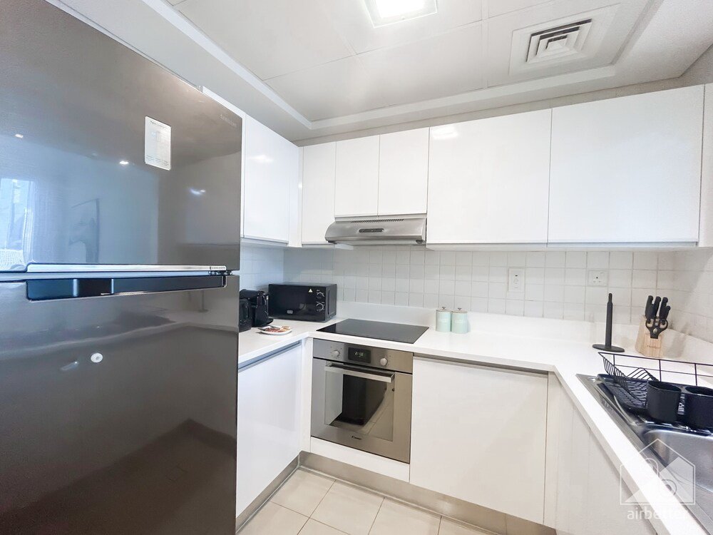 Дубай: Luxurious 1B Seaview Apartment in JBR