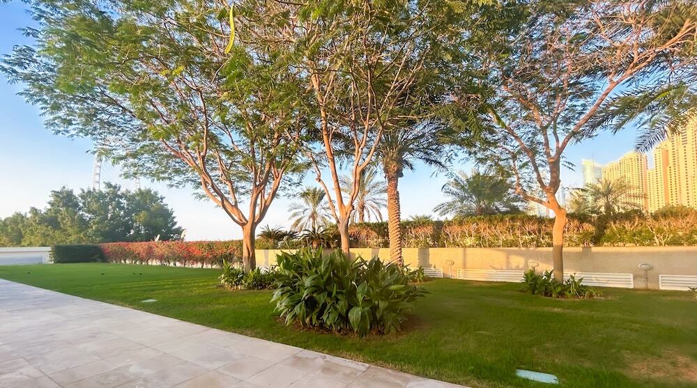 Дубай: Luxurious 1B Seaview Apartment in JBR