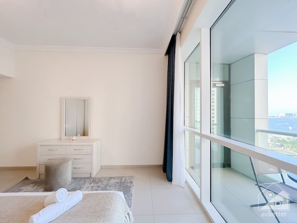 Дубай: Luxurious 1B Seaview Apartment in JBR
