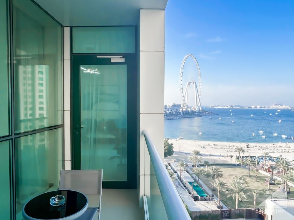 Дубай: Luxurious 1B Seaview Apartment in JBR