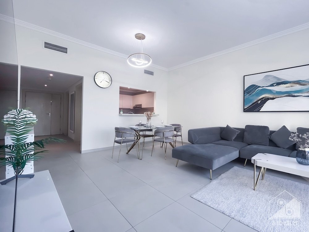 Дубай: Luxurious 1B Seaview Apartment in JBR