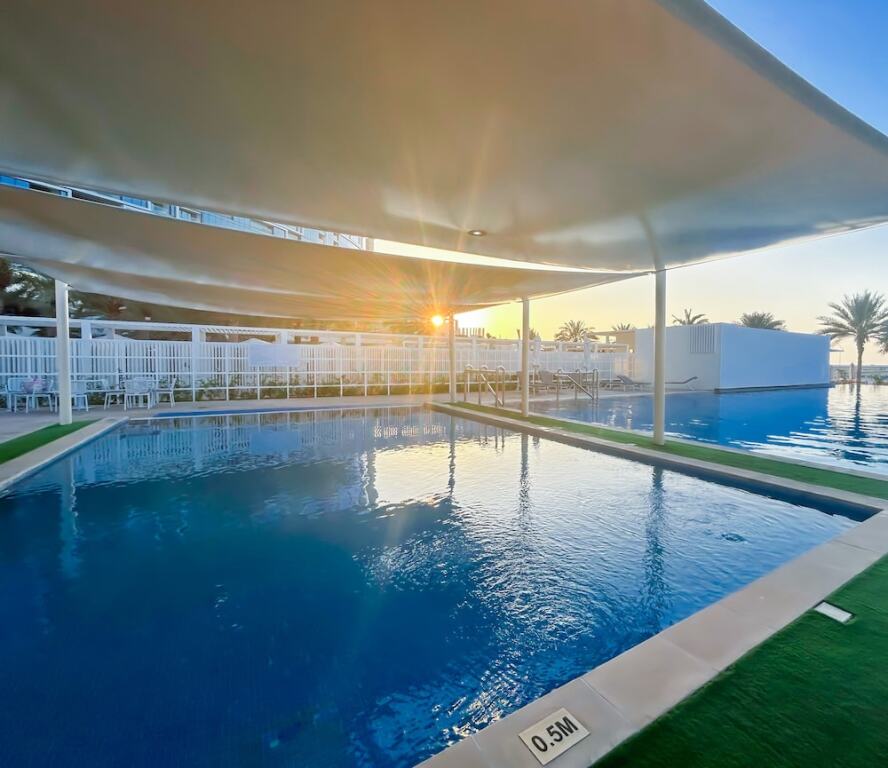 Дубай: Luxurious 1B Seaview Apartment in JBR