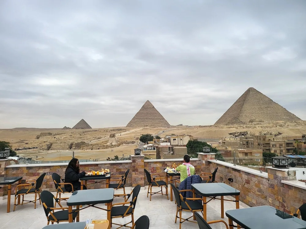 Каир: STEPS IN Pyramids View
