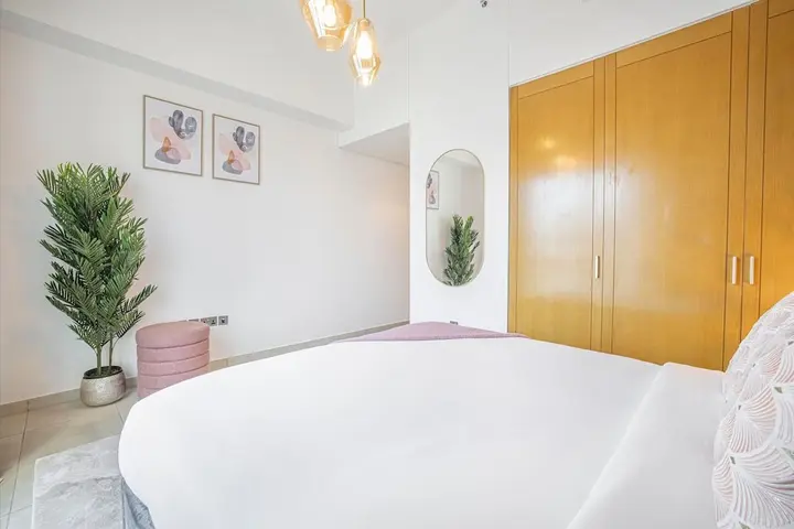 Дубай: Large Terrace and Pool View - 2 Br - Next to Mall