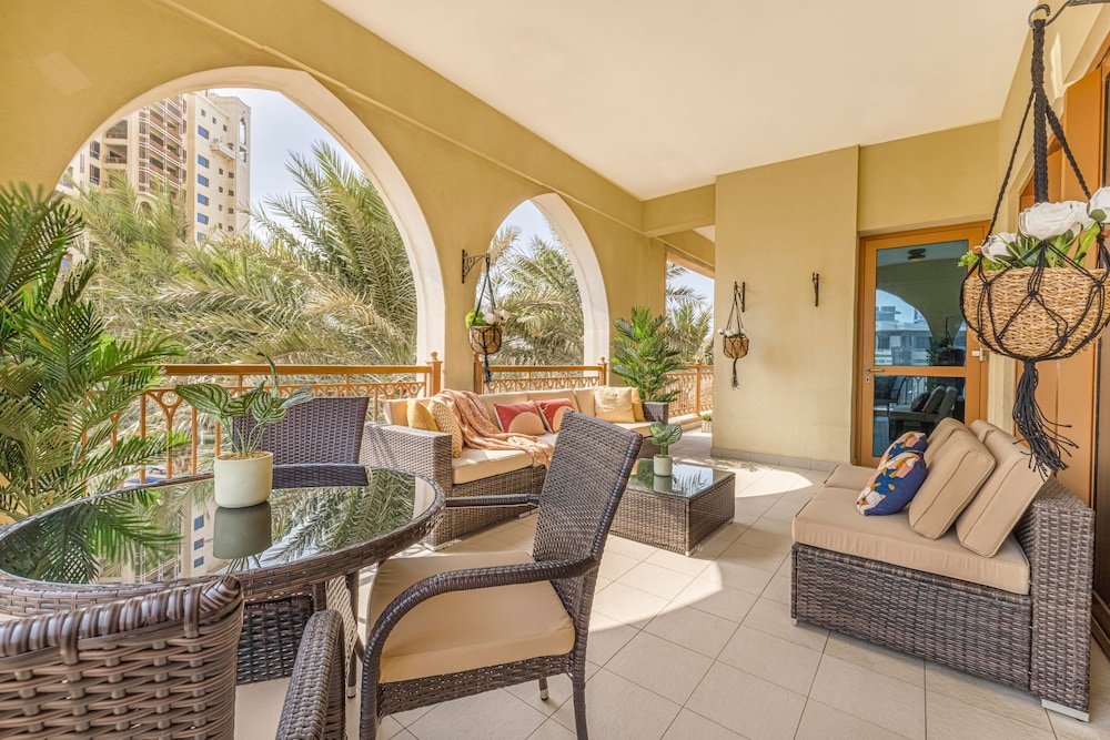 Дубай: Large Terrace and Pool View - 2 Br - Next to Mall