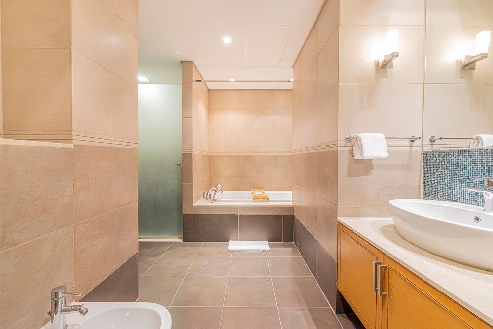 Дубай: Large Terrace and Pool View - 2 Br - Next to Mall