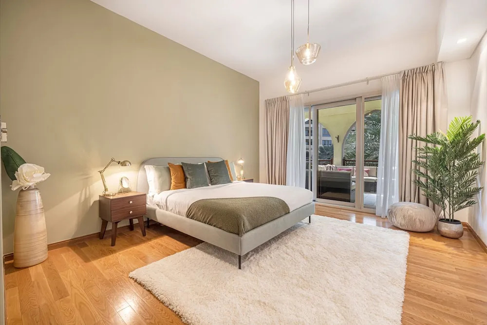 Дубай: Large Terrace and Pool View - 2 Br - Next to Mall