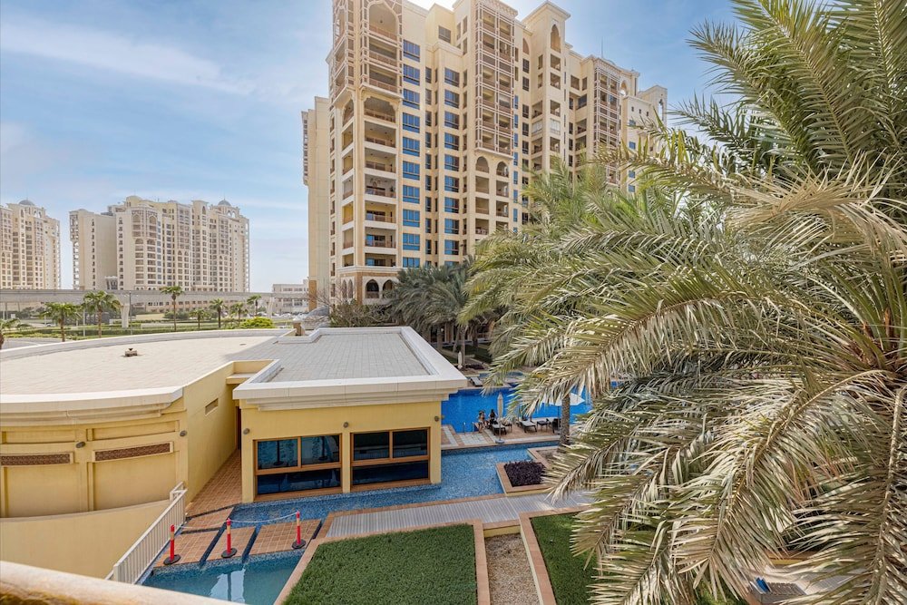 Дубай: Large Terrace and Pool View - 2 Br - Next to Mall