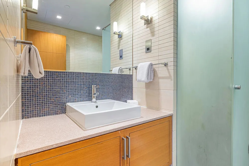 Дубай: Large Terrace and Pool View - 2 Br - Next to Mall