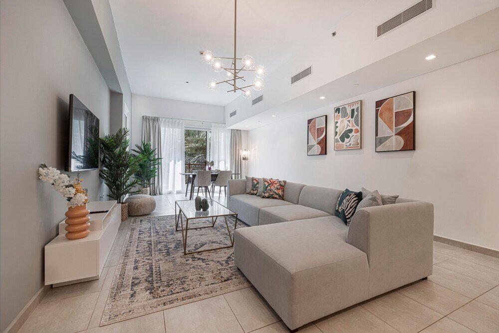 Дубай: Large Terrace and Pool View - 2 Br - Next to Mall