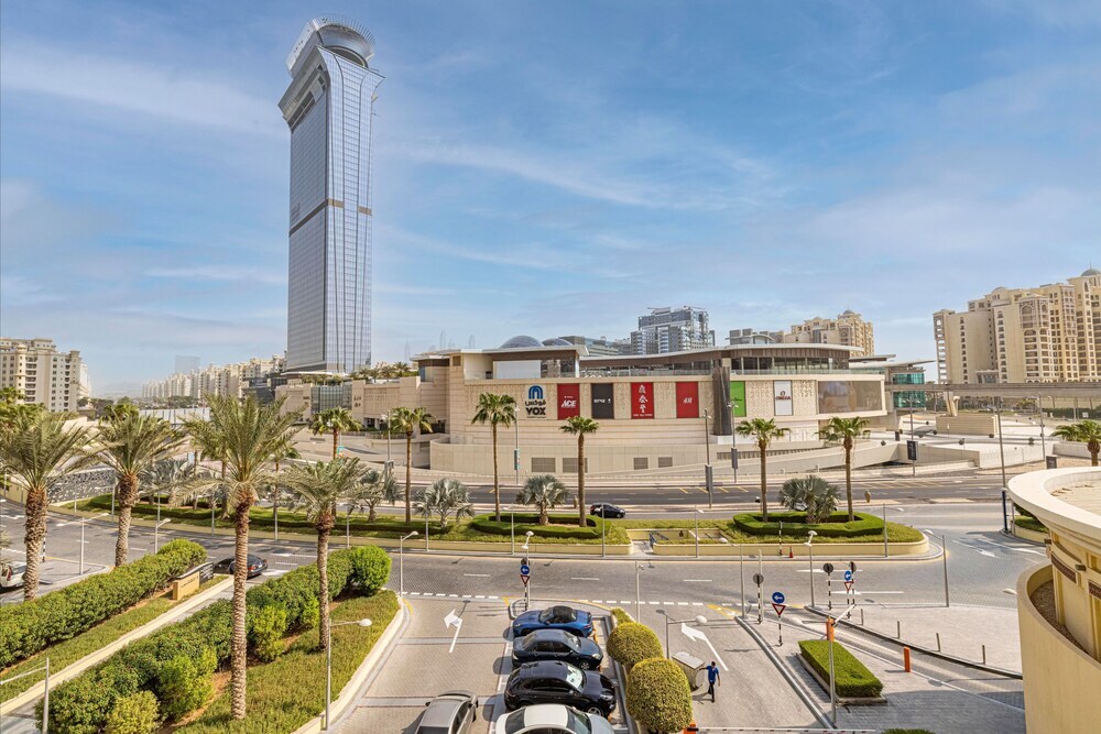 Дубай: Large Terrace and Pool View - 2 Br - Next to Mall