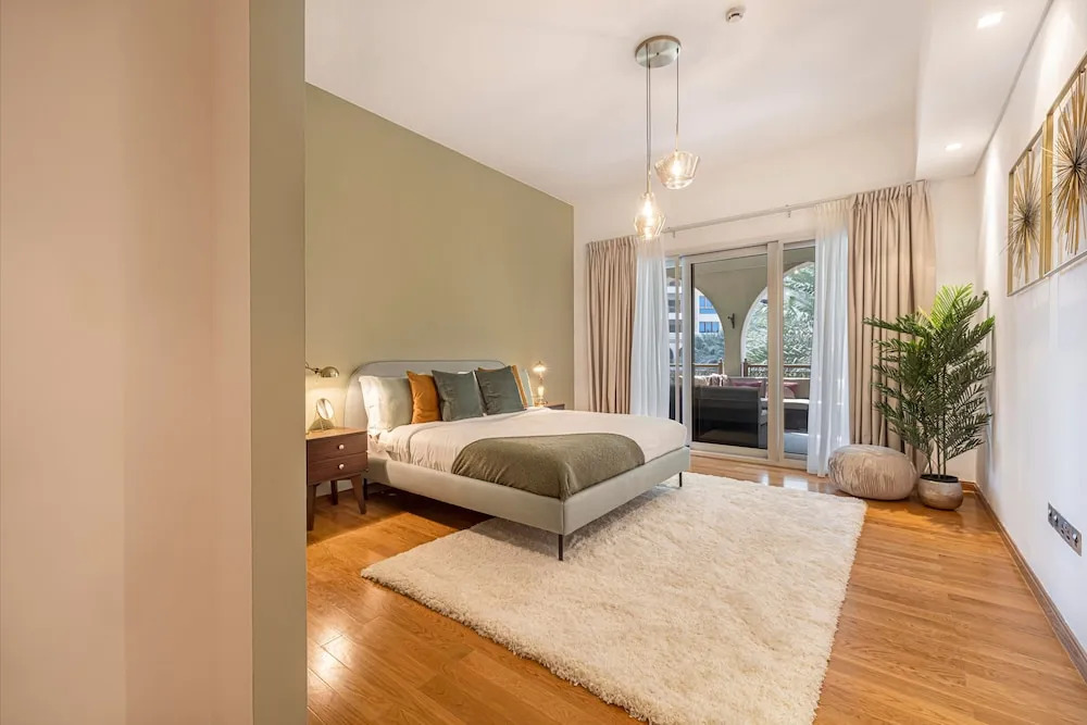 Дубай: Large Terrace and Pool View - 2 Br - Next to Mall