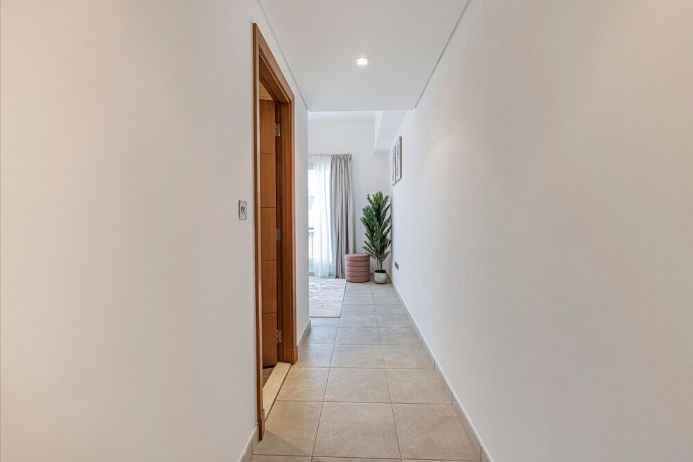 Дубай: Large Terrace and Pool View - 2 Br - Next to Mall