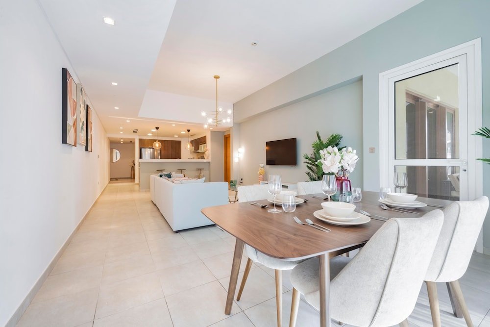 Дубай: Large Terrace and Pool View - 2 Br - Next to Mall