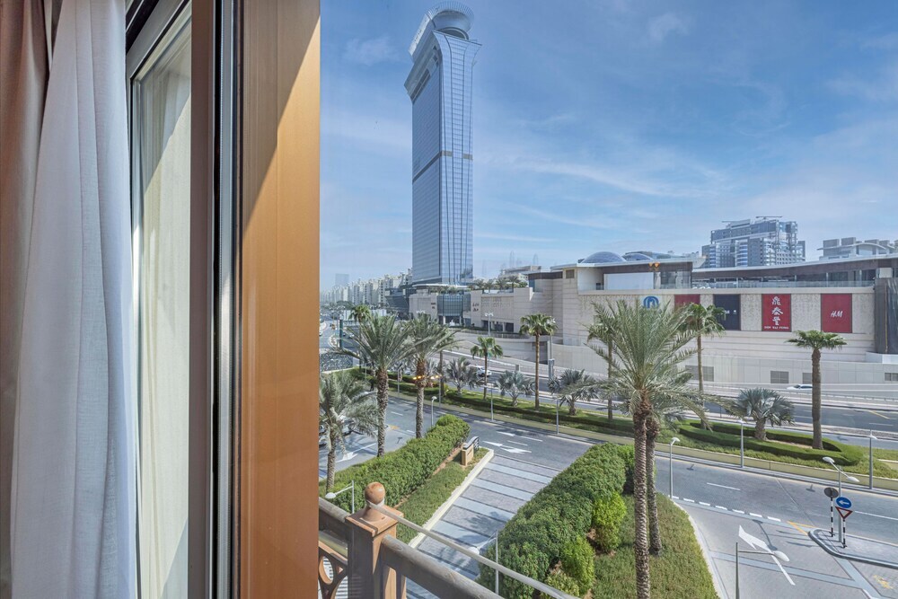 Дубай: Large Terrace and Pool View - 2 Br - Next to Mall