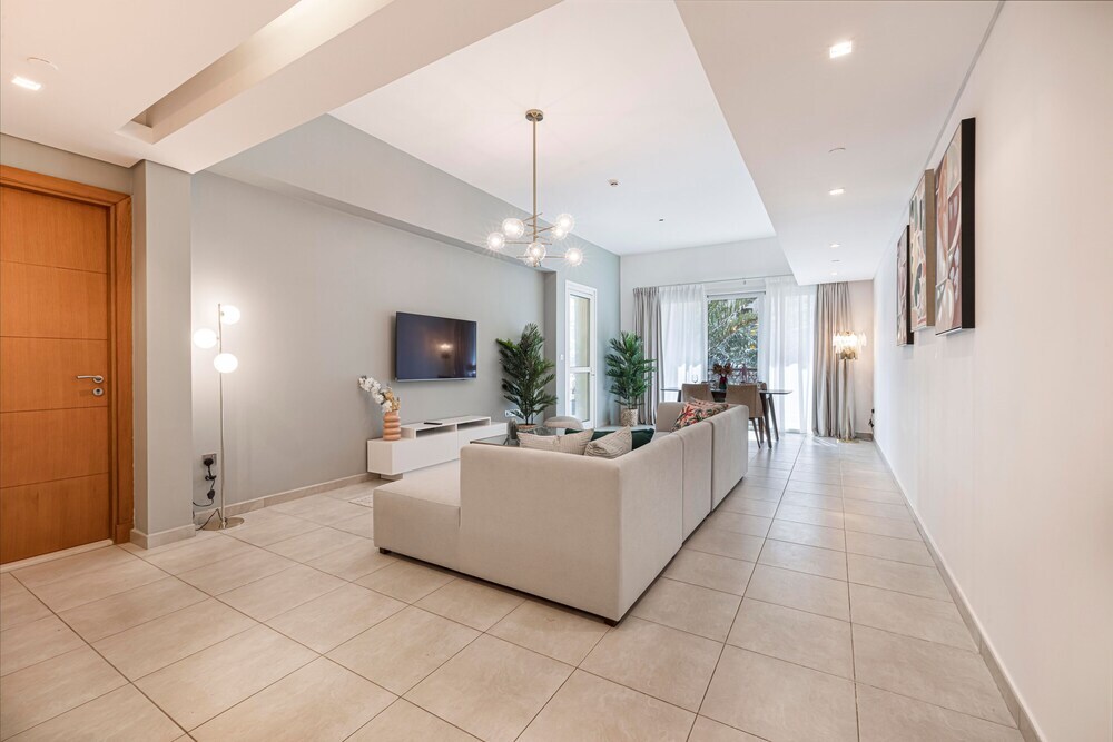 Дубай: Large Terrace and Pool View - 2 Br - Next to Mall