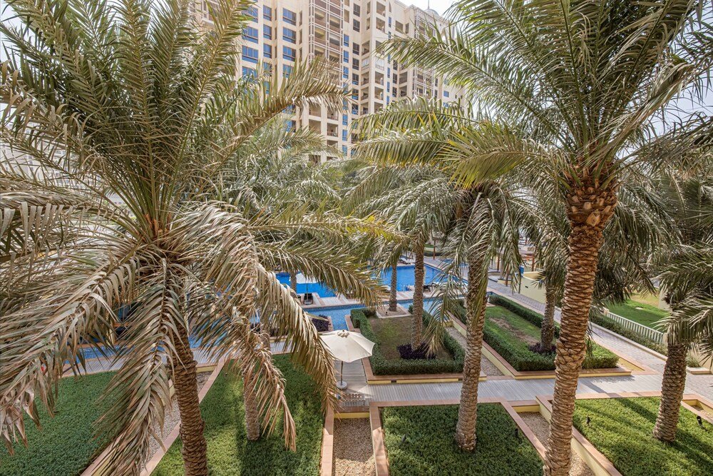 Дубай: Large Terrace and Pool View - 2 Br - Next to Mall