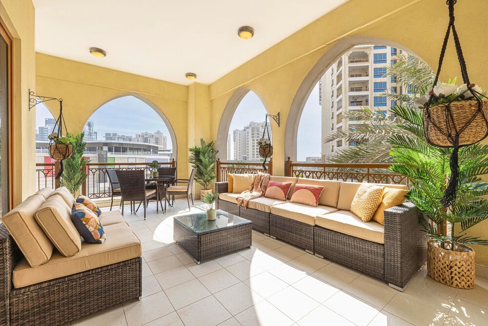 Дубай: Large Terrace and Pool View - 2 Br - Next to Mall