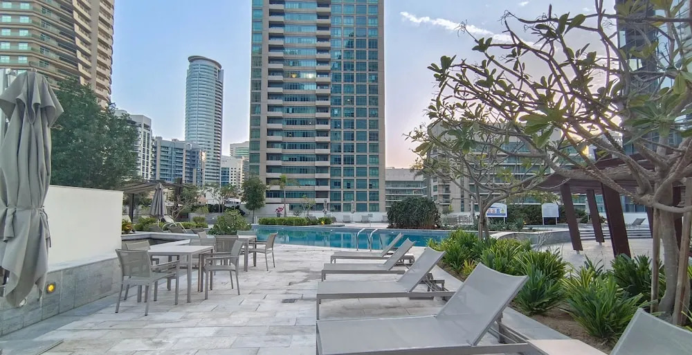 Дубай: LUX The Silverene Marina view Suite