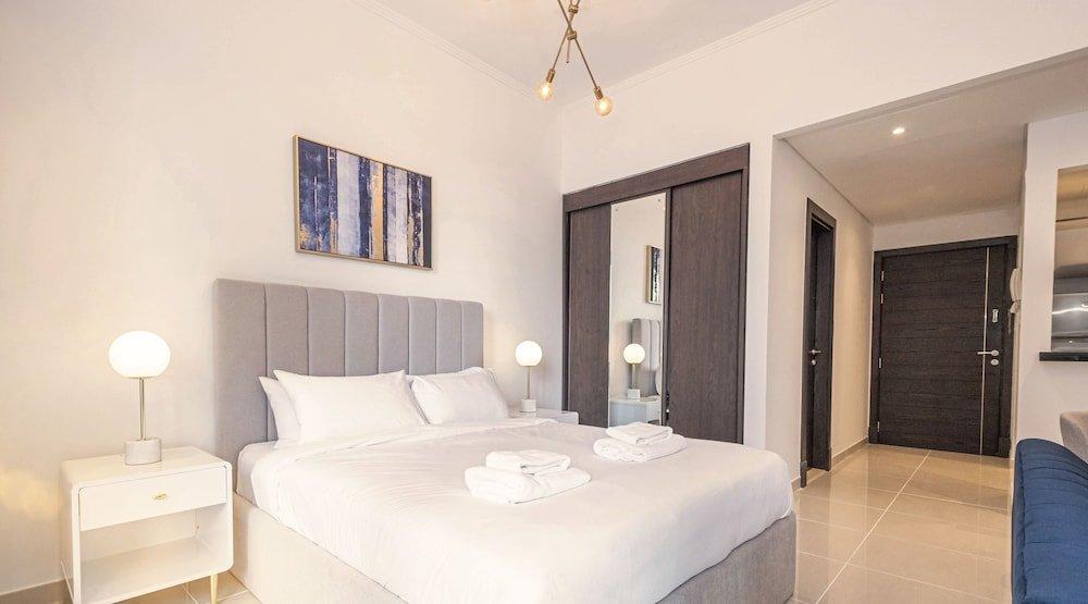 Дубай: LUX The Silverene Marina view Suite