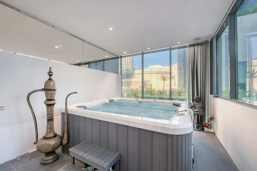 Дубай: Luxury Apt w Private Jacuzzi Overlooking the Water